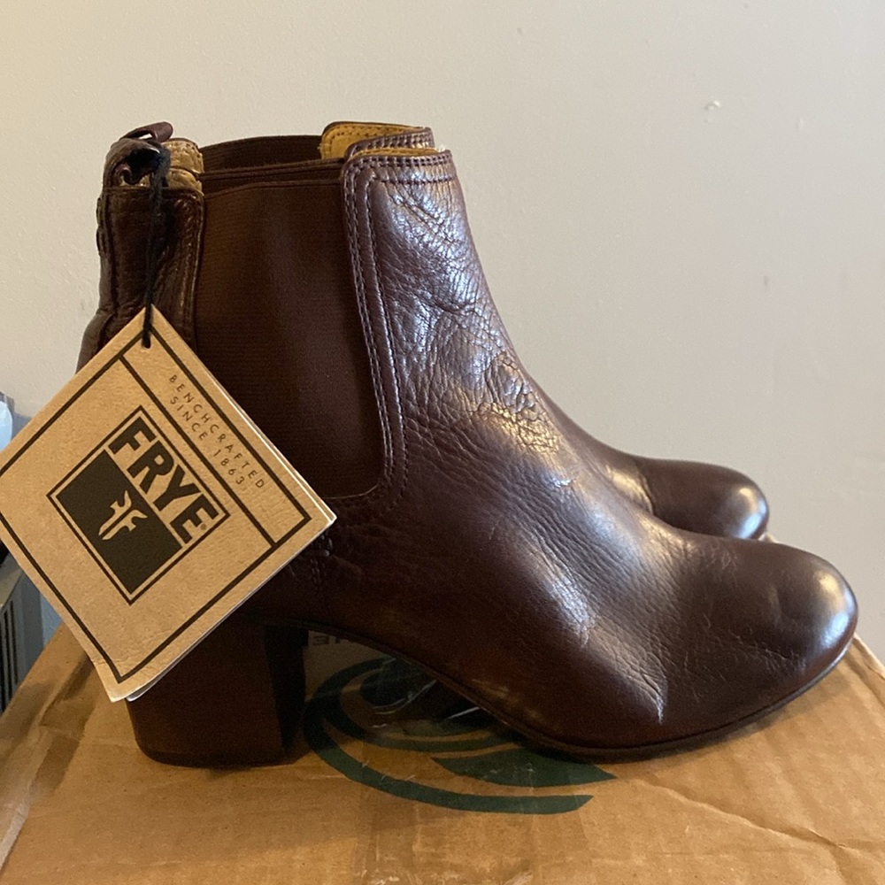 Frye Stella Chelsea Short Dark Brown Leather Ankle Booties Heeled Boots 9M - Picture 13 of 14